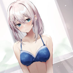This is a pixiv picture whose title is 白髪彼女　新しい下着.
