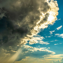 This is a pixiv picture whose title is 曇りと晴れ空.