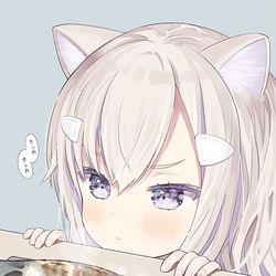 This is a pixiv picture whose title is おさかな食べたいけど苦手な匂いを感じて警戒する猫。.