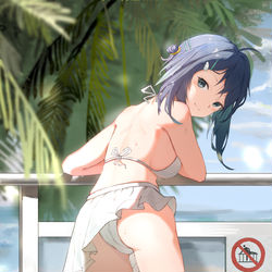 This is a pixiv picture whose title is 羽毛笔泳装.