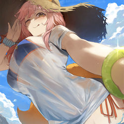 This is a pixiv picture whose title is 海でマスターに自撮りを送る水着タマモちゃん.