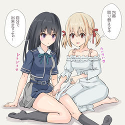 This is a pixiv picture whose title is 千束に包帯を取り替えて貰ってるたきなの図.