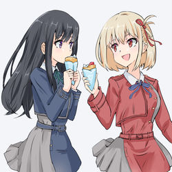 This is a pixiv picture whose title is 食べ歩きしてる千束とたきな.
