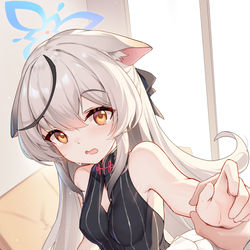 This is a pixiv picture whose title is “我房里有一些好康的”.