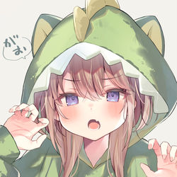 This is a pixiv picture whose title is 怪獣パジャマをもらった妹ちゃん.