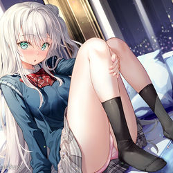 This is a pixiv picture whose title is 白髪制服女子.