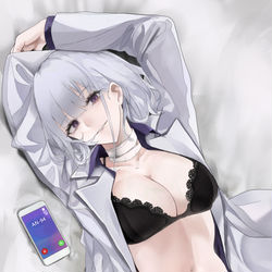 This is a pixiv picture whose title is 「ベッドの上で他の女性の電話に出るのは失礼ですよ~指揮官♡」.