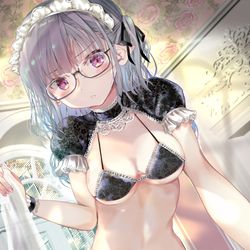 This is a pixiv picture whose title is 最近雇った世間知らずなメイドさん（メガネ差分）.
