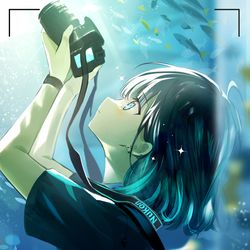 This is a pixiv picture whose title is 「水族館にテンションが上がっている写真部の先輩」.