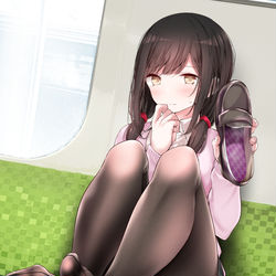 This is a pixiv picture whose title is 通勤電車で脱ぎたてローファーを見せてくるおさげJK.