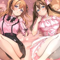 This is a pixiv picture whose title is 「どっちの衣装が好きかな？/ですか？」.