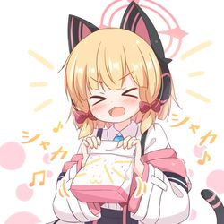 This is a pixiv picture whose title is ポテトをシャカシャカするモモイちゃん.