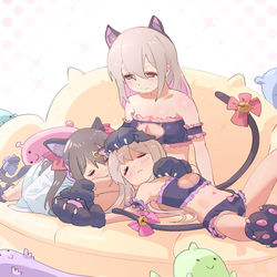 This is a pixiv picture whose title is 猫ランジェリー緒山家.