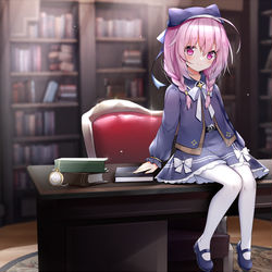 This is a pixiv picture whose title is 图书馆内的神秘萝莉.