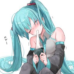 This is a pixiv picture whose title is 餅を食べるミクちゃん.