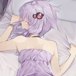 This is a pixiv picture whose title is ゆかりさんにベッドを占領される.