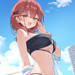 This is a pixiv picture whose title is 「見てるのバレバレですよ、せんぱい♡」.