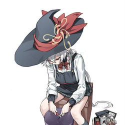 This is a pixiv picture whose title is デッサン前に鉛筆削ってるエリ.