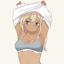 This is a pixiv picture whose title is 朝着替えギャル崎さん.