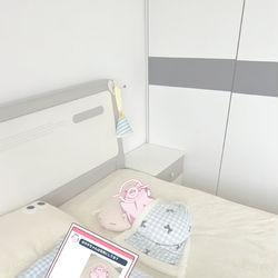 This is a pixiv picture whose title is 黙って出張に行っちゃった先生に対する反応😒💨.