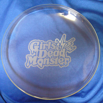 GirlsDeadMonsterのロゴをガラスの皿に彫りました
