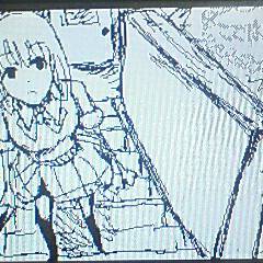 不思議そうに階段を上る少女