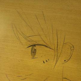 机に落書きは×です、