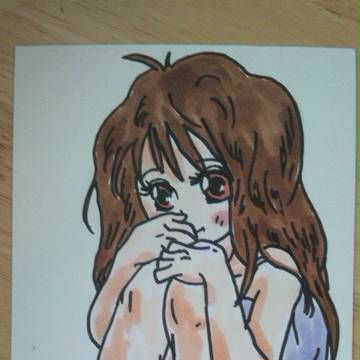 丸まって座る女の子