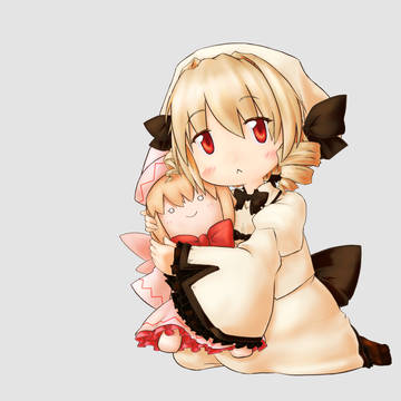 人形をギュッとする子っていいですよね。ええ、ぼくも大好きです