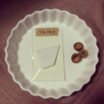 牛乳ブローチ