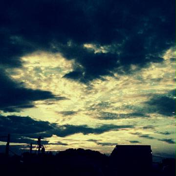 見慣れぬ町の、見慣れぬ空
