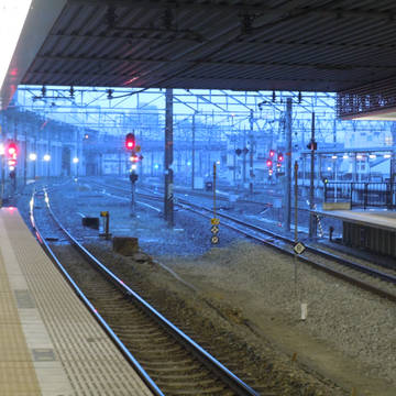 早朝の駅