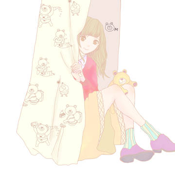 くま柄カーテンとくまのぬいぐるみと少女
