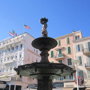 Près de la fontaine de Cannes ..