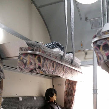 寝台車の内装模型に、暦お兄ちゃんを乗せてみた。