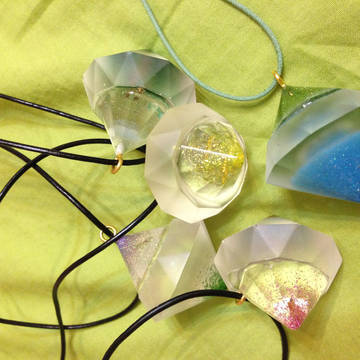 レジン　で　ダイヤモンドなチャーム　5号館ナ19