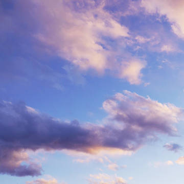 【フリー素材】夕焼けにほんのり染まる雲【背景】