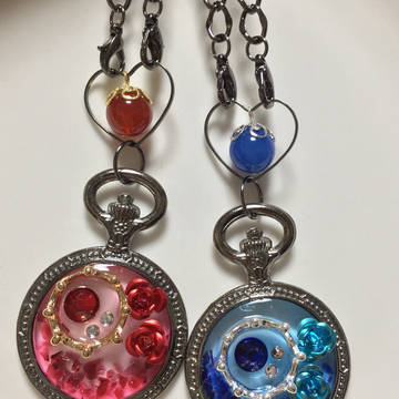 赤と青のバッグチャーム