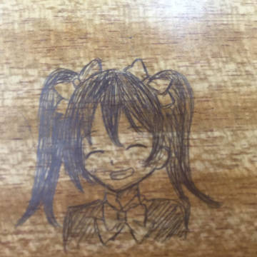 机の上のにこにー