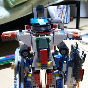 レゴブロックでオリジナルロボット作りました。