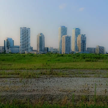 横浜の空き地とビル群