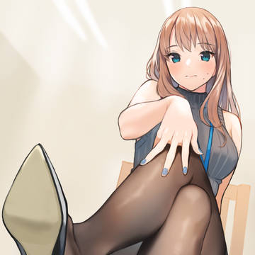 足を組んでパンプス爪先に引っ掛ける