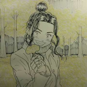 イチョウの葉を手にする女性