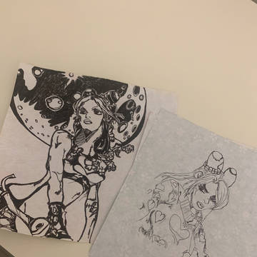 利き手の右手は使えないので、左手で描いてます