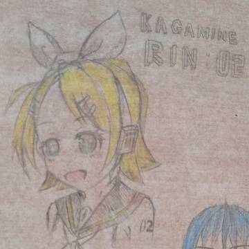 机の上の鏡音リン