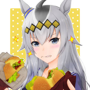 両手にハンバーガー