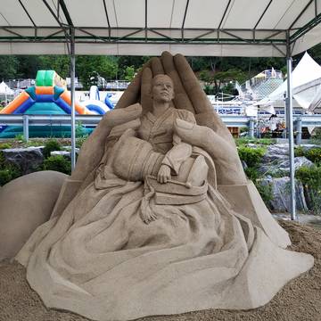 Playing Sand Sculpture