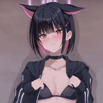 ダボダボの上着の下は...