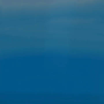 深い青に染まる海
