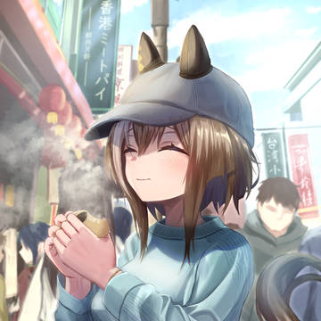 肉まん頬張り